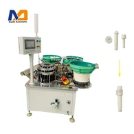 Stroj na montáž piestu dávkovacieho čerpadla